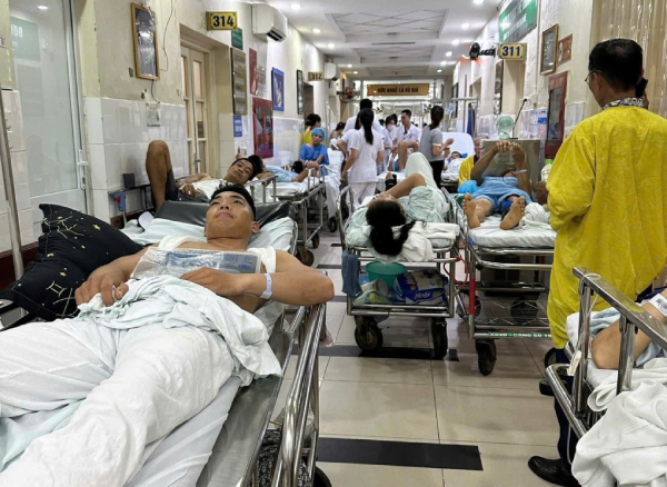 Bệnh nhân nằm trên cáng kín hành lang Bệnh viện Việt Đức, ngày 10/9
